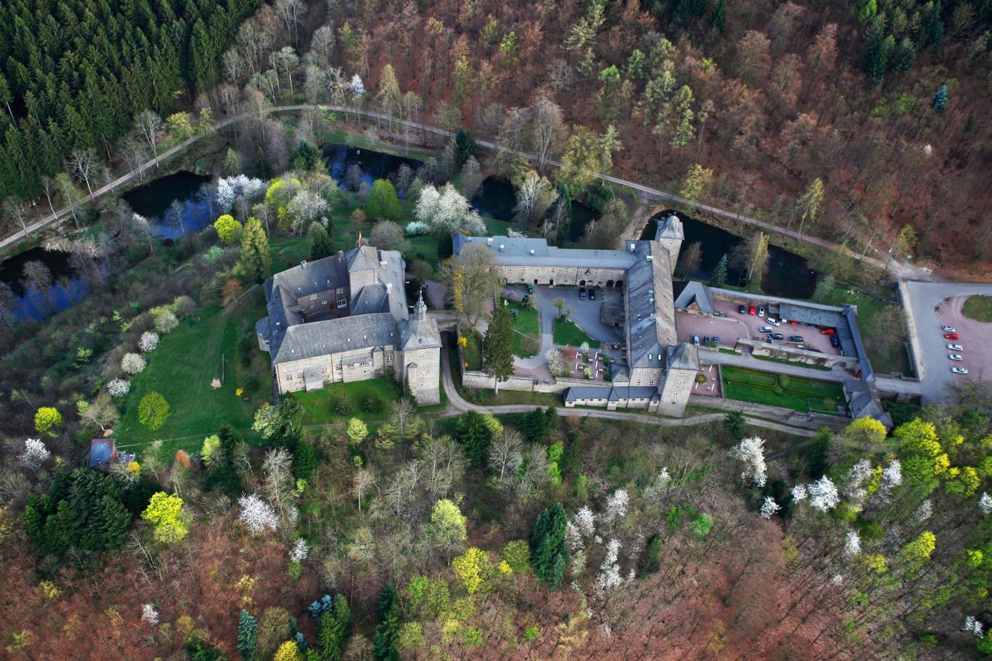 Hotel Und Restaurant Burg Schnellenberg Attendorn Exterior foto